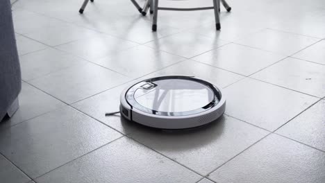 robot aspirador debajo de la silla