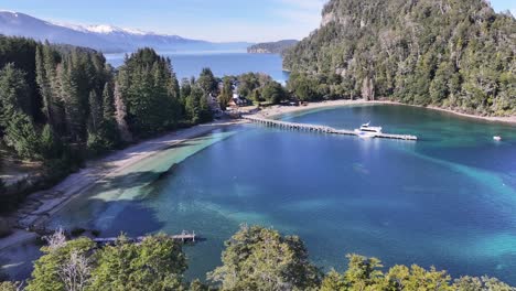 el lago de la patagonia en la villa la angostura en neuquen argentina