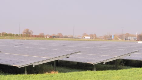 Granja-De-Paneles-Solares-En-Un-Campo-Cerca-De-Una-Carretera.