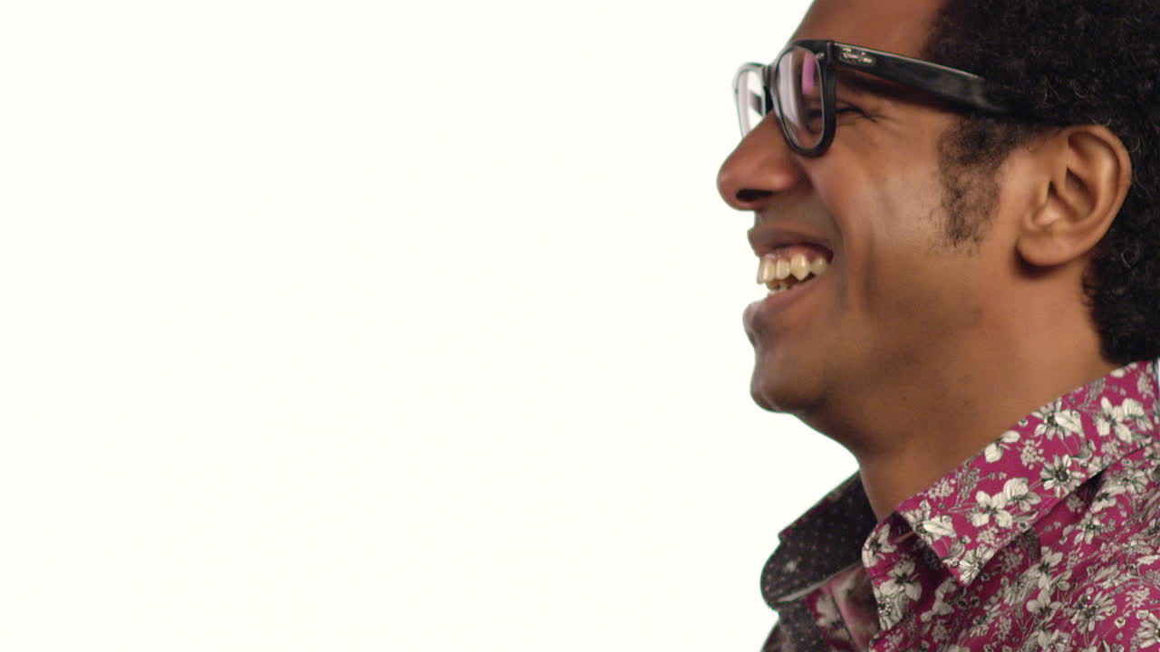 cu de hombre hablando y riendo