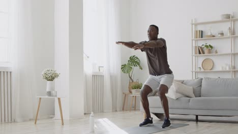 hombre haciendo un entrenamiento en casa