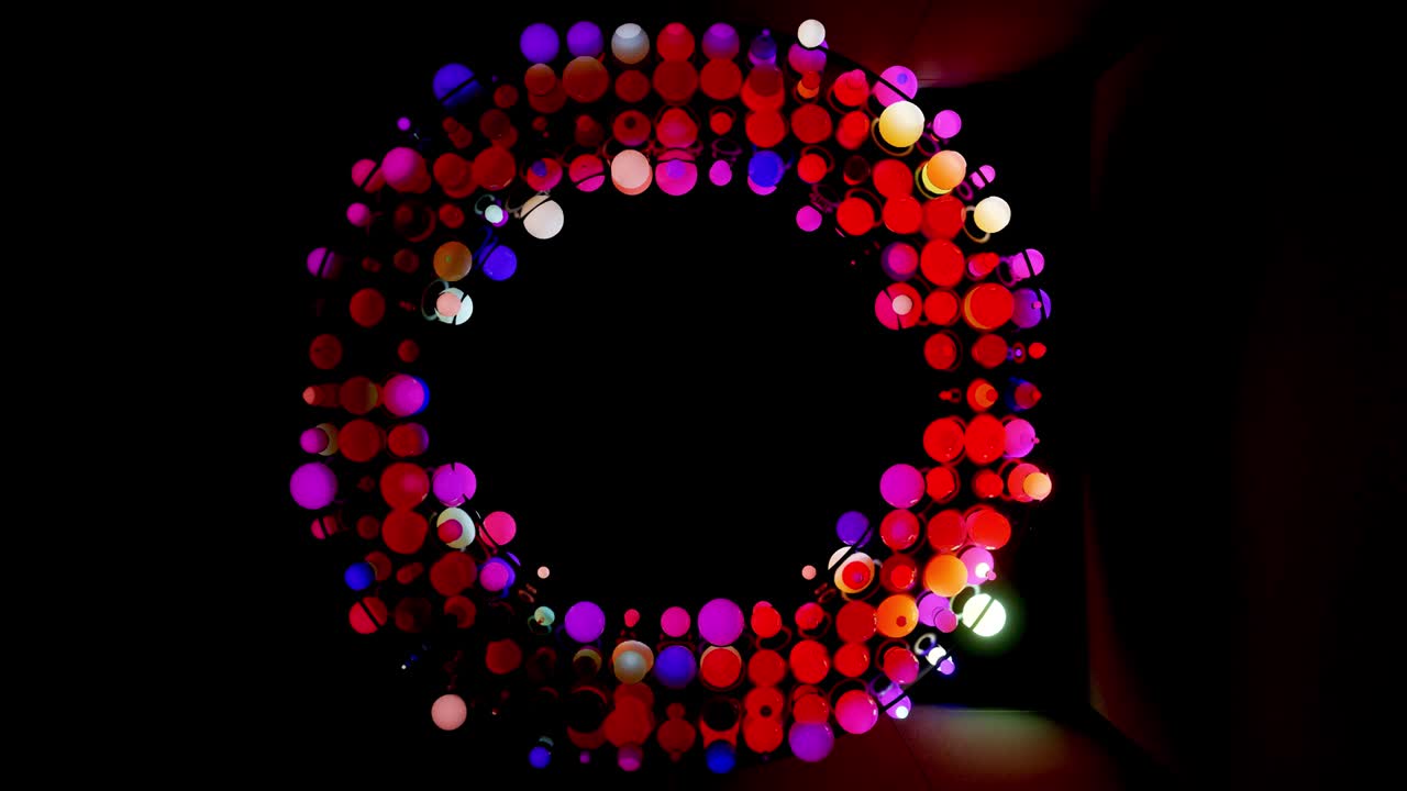 composición abstracta de bolas de colores en el aire, que se iluminan al azar y se reflejan entre sí. esferas multicolores en el aire como simple fondo oscuro geométrico con efectos de luz. estructura de anillo