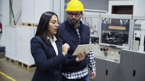 ingeniero enfocado escuchando instrucciones de un joven gerente