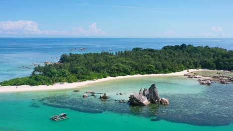 環繞著珊瑚礁和藍色水域的熱帶島<unk>的空中風景