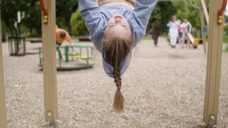 Umgedrehte-Ansicht-Eines-Kleinen-Mädchens-Mit-Down-Syndrom,-Das-Im-Park-Spielt