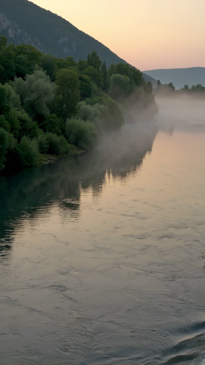 해가 뜨고 해가 지면 안개가 나는 강