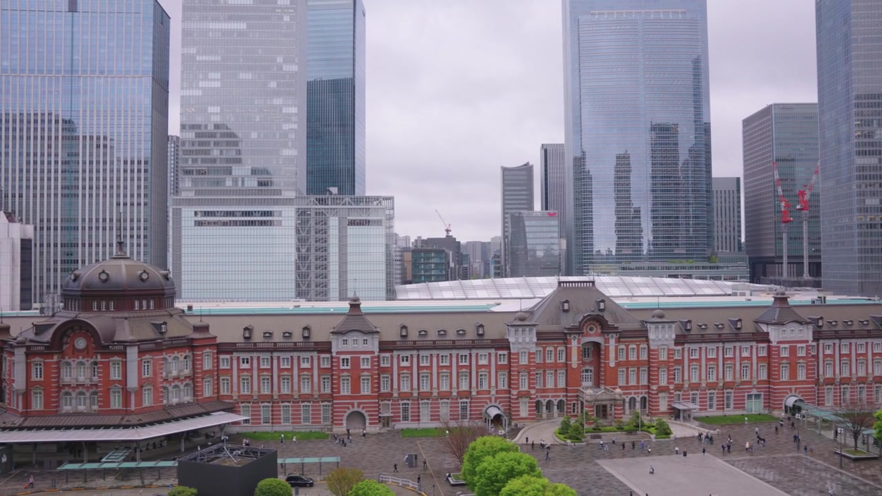 東京の丸の内駅舎の広角ビュー。都市を含む高角度からの眺め。