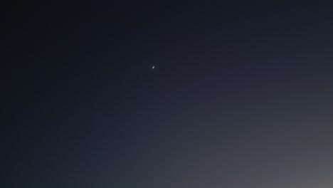 Erstaunlicher-Segelbootsonnenuntergang-Mit-Blick-über-Mond-Und-Klaren-Blauen-Himmel