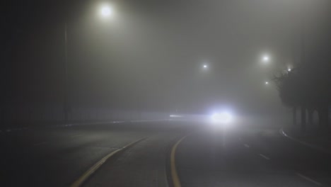 Autos,-Die-Nachts-Auf-Einer-Nebligen-Straße-Fahren---Breit