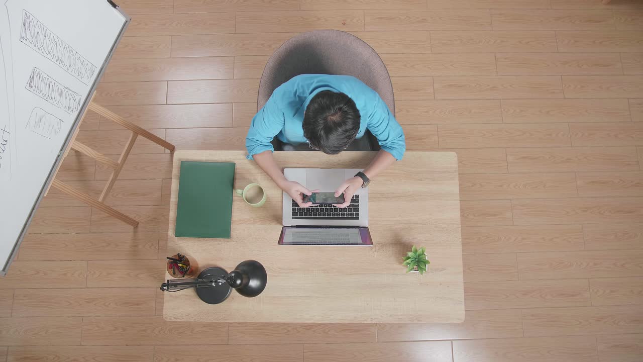 책상에서 일하는 사람