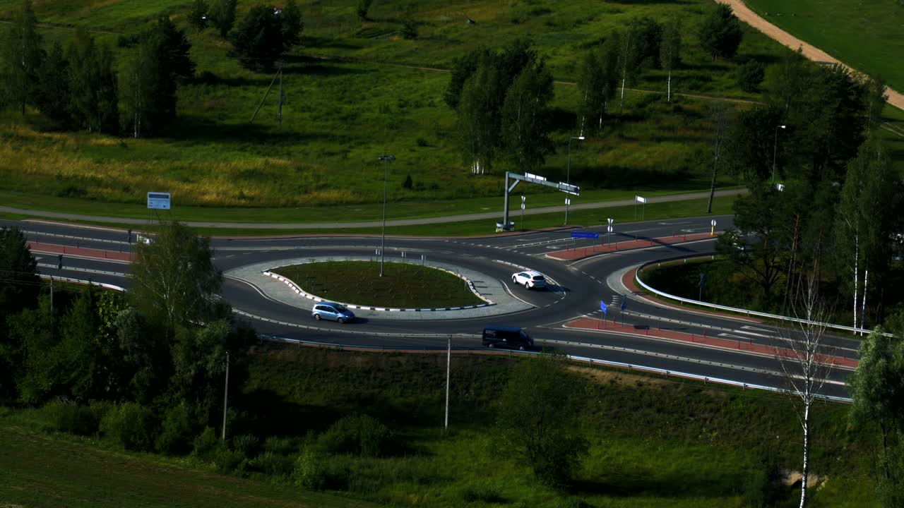 rotonda de poco tráfico en lituania con tráfico rápido