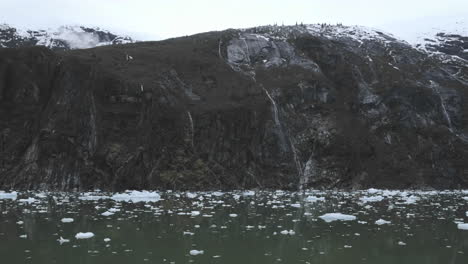 Punto-De-Vista-Lapso-De-Tiempo-Desde-La-Proa-De-Un-Barco-A-La-Deriva-Con-Hielo-En-Tracy-Arm-En-Tracy-Arm-Fords-Terror-Desierto-Alaska