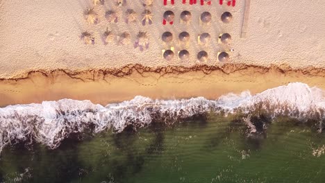 Sarti-Strand-Bei-Sonnenuntergang-Von-Oben-Nach-Unten-Regenschirm-Ansicht-In-Griechenland