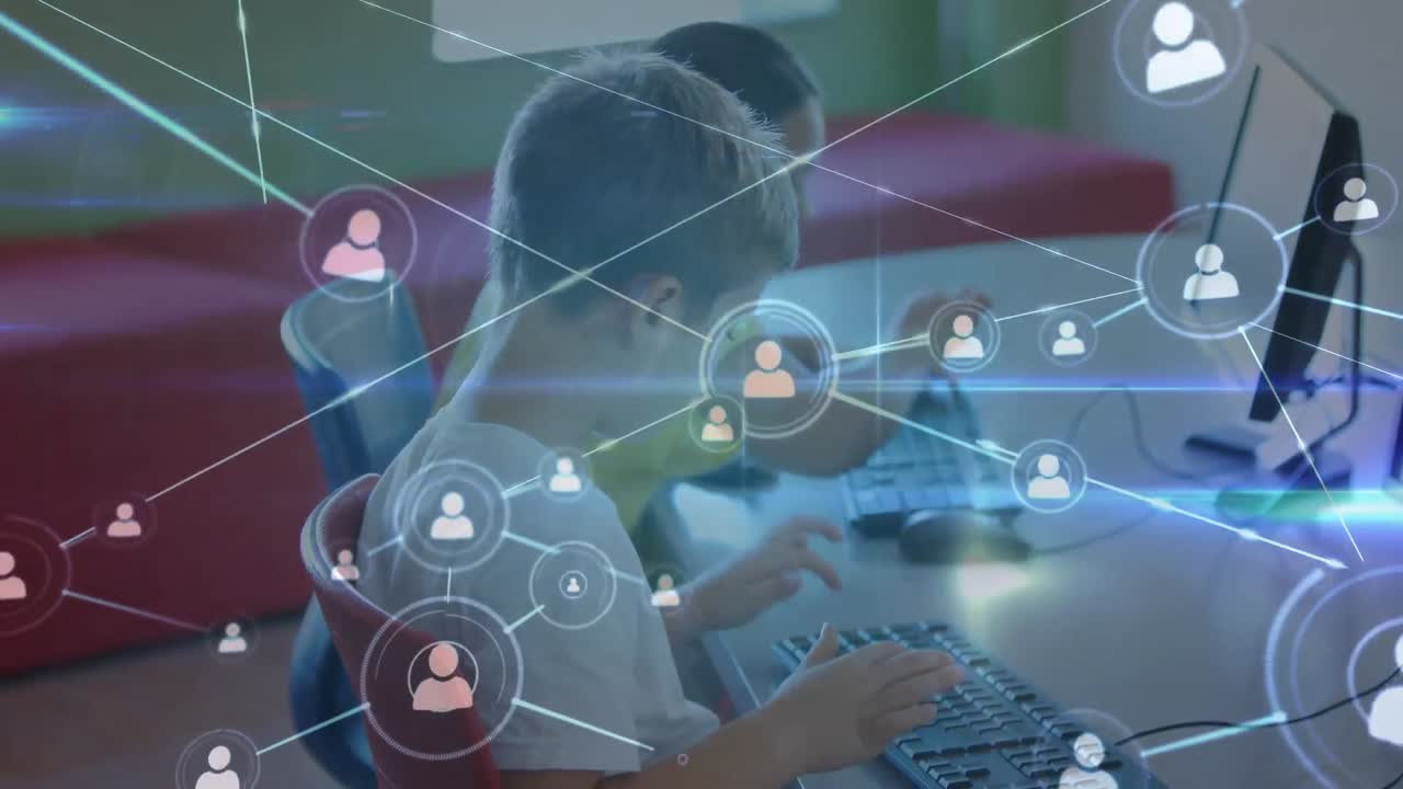 animación del procesamiento de datos con iconos sobre diversos grupos de escolares que usan computadoras