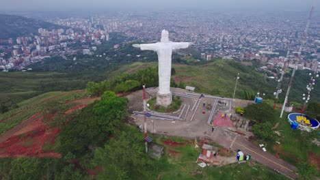 Fesselnde-Luftperspektive:-Umlaufbahn-Der-Drohne-Um-Die-Statue-Von-Jesus-Christus-In-Kalifornien