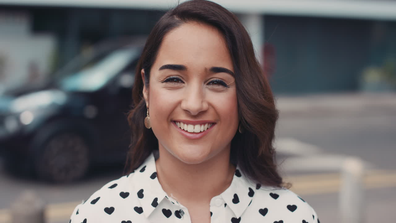 retrato en cámara lenta de una hermosa mujer india sonriendo