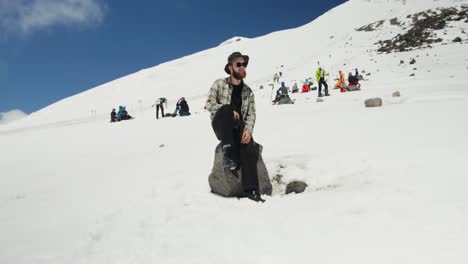 excursionistas en una montaña cubierta de nieve