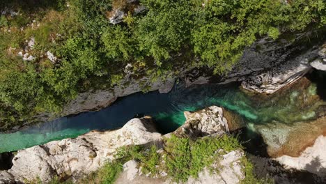 una hermosa vista del río soča con drones en eslovenia