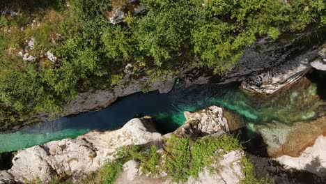 eine schöne aussicht auf den fluss soča mit drohne in slowenien