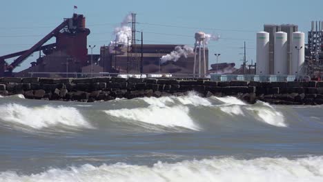 Las-Olas-Ruedan-Cerca-De-Una-Zona-Industrial-Altamente-Contaminada-En-El-Lago-Michigan,-Cerca-De-Gary-Indiana