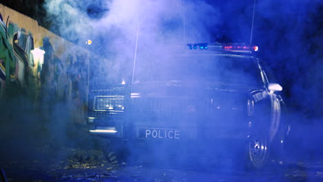 Coche-De-Policía-Con-Luces-En-La-Noche-1