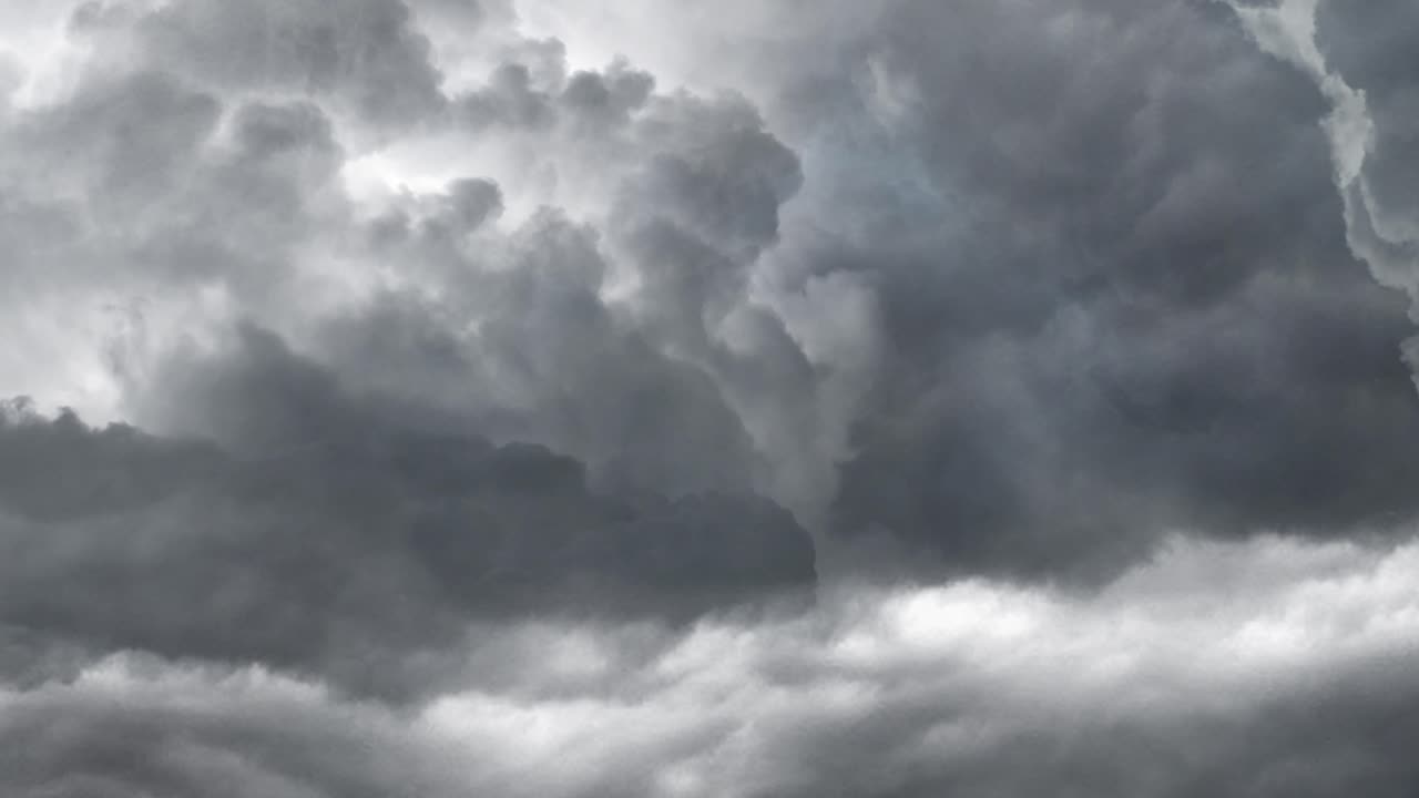 폭풍우의 밤을 통한 여행 4k