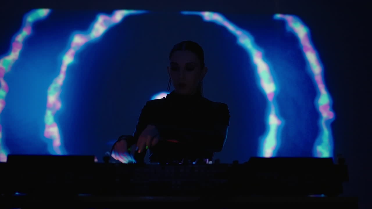 dj femenina actuando en un evento de música