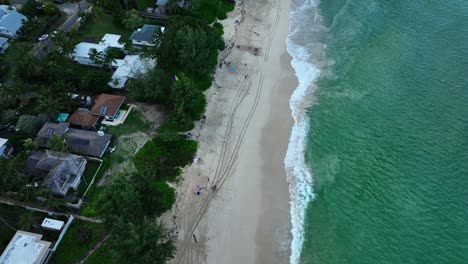 toma aérea de drones de olas y oleaje golpeando la playa