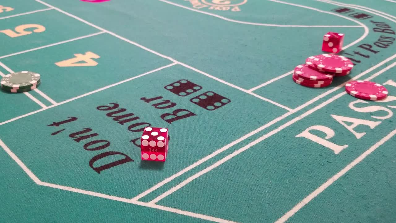 Tumbling Dice- Craps Game ; Seven Out;
Slow Motion; UHD; MPG4