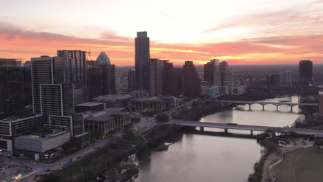 Amplia-Vista-Aérea-Del-Centro-De-Austin,-El-Horizonte-De-Texas-Y-El-Río-Colorado-Al-Amanecer.