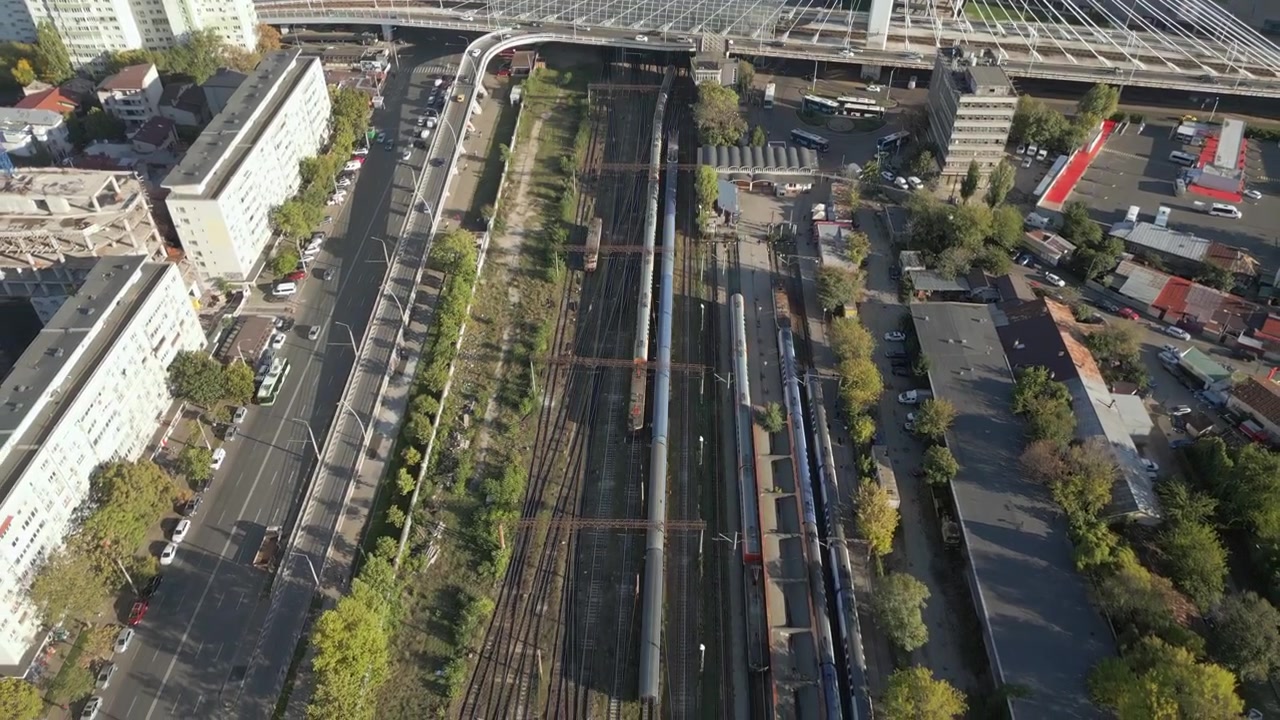 Trens se Cruzam na Estação Ferroviária Basarab, Bucareste, Romênia, no Final da Tarde. Imagem Aérea de Drone 4K 60FPS.