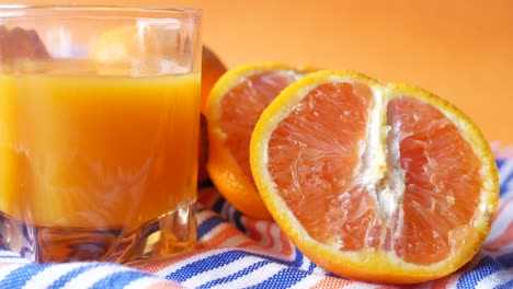 jugo de naranja y rebanadas