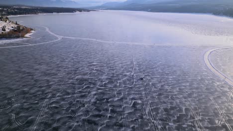 Ein-Lastwagen-Fährt-Auf-Der-Gefrorenen-Oberfläche-Des-Invermere-Sees-In-British-Columbia,-Kanada