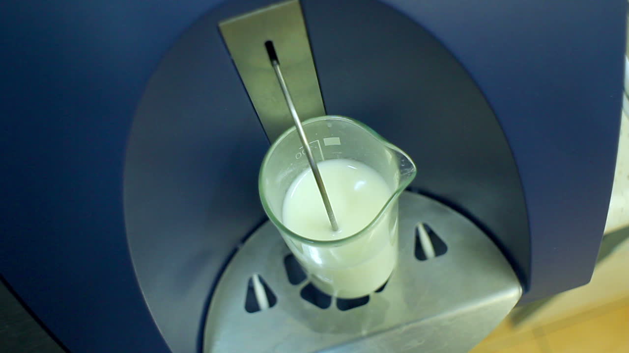 vidrio con leche en equipos de laboratorio para el ensayo de productos lácteos