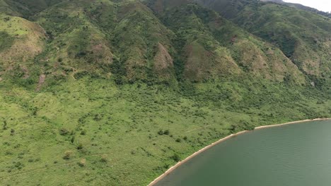 Vuelo-Montañoso-Verde-A-Lo-Largo-De-La-Costa-Occidental-Del-Lago-Edward-Del-Congo