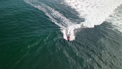 Surfers-Duckdiving-In-El-Tunco-Beach-In-San-Salvador,-El-Salvador