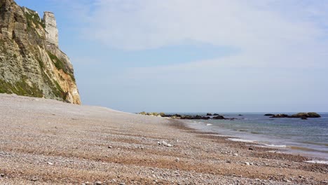 Wellen-Schlagen-Auf-Den-Kiesstrand-Von-Branscombe-In-Devon-Mit-Den-Kreidefelsen-Dahinter