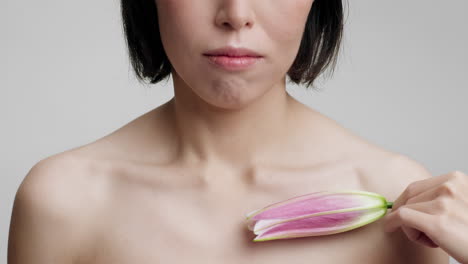 una mujer con una flor.