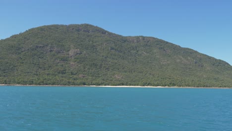 Pasando-La-Isla-De-Shaw-De-Montaña-Verde-En-Un-Día-Soleado-Perfecto-Brillante--queensland,-Australia--wide