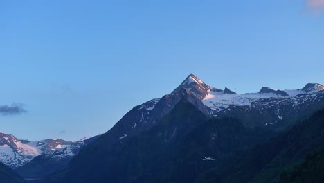 Drone-Volando-Sobre-Una-Cordillera-Capturando-Imágenes-De-La-Madre-Naturaleza