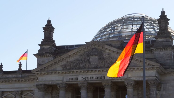 drapeau allemand flottant devant le bâtiment du reichstag