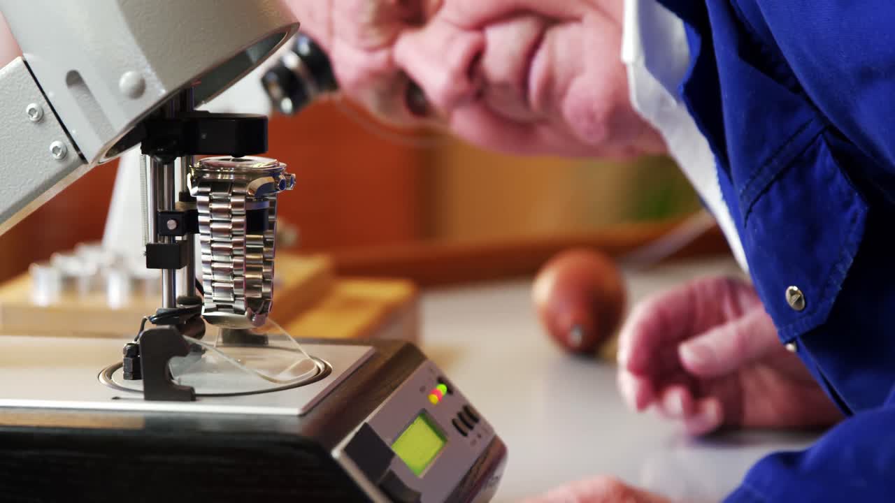 시계학자 가 기계 에 시계를 놓고 있다