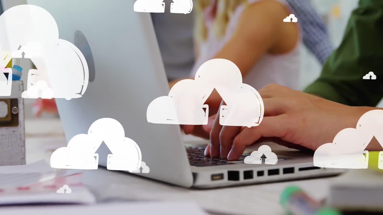 animación de flechas hacia arriba en nubes sobre la sección media de un hombre caucásico escribiendo en el teclado de una computadora portátil