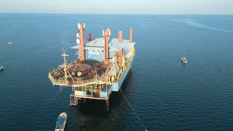 Vista-Aérea-Diurna-De-La-Estación-De-Buceo-En-El-Mar-De-Sabah-Celebes,-Un-Paraíso-Para-Los-Entusiastas-Del-Buceo,-Situado-En-El-Corazón-Del-Mar-De-Celebes-En-Sabah,-Malasia