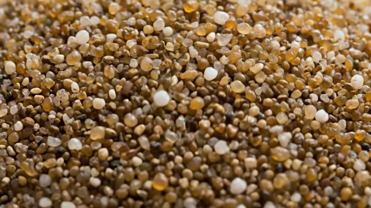 Primo piano di granelli di sabbia che cadono e si spostano