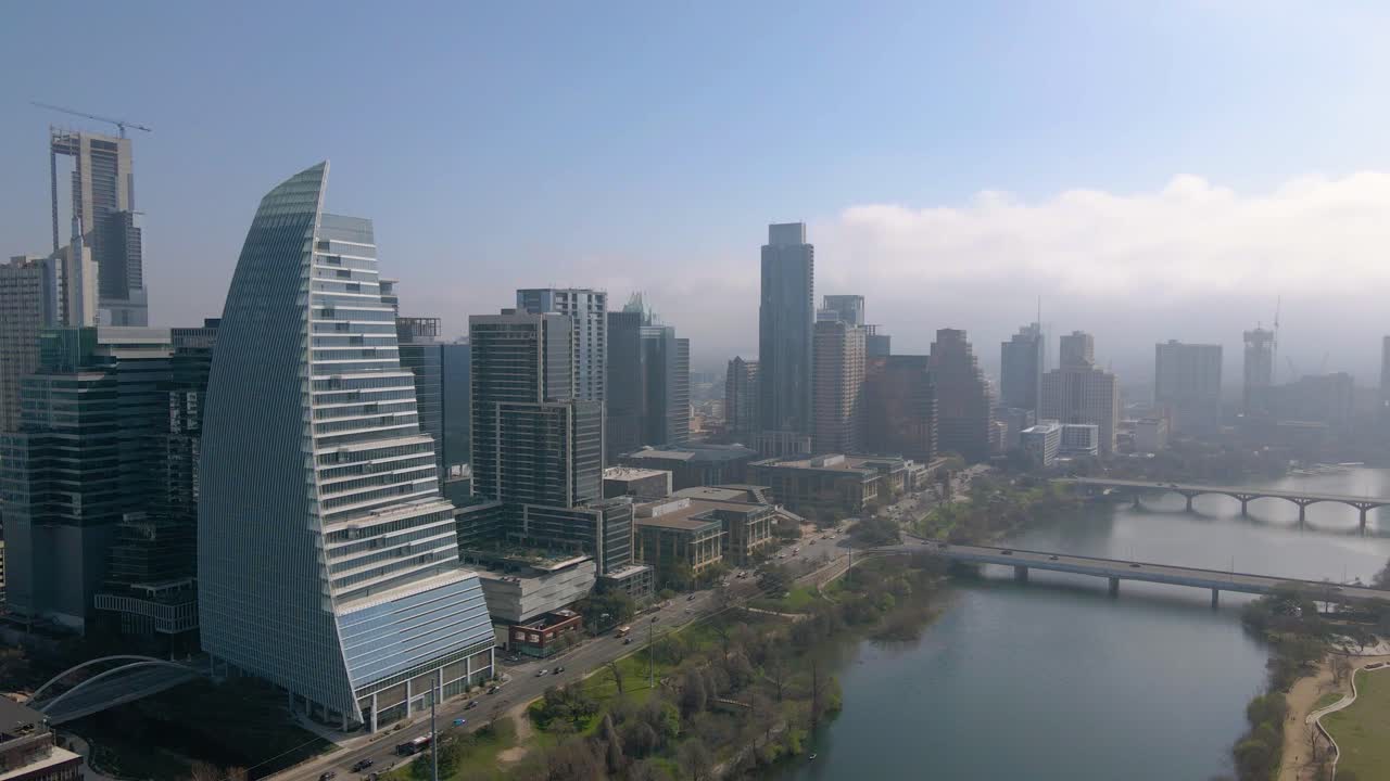 una impresionante vista aérea de las numerosas vías fluviales de la ciudad, incluido el río colorado y el lago lady bird