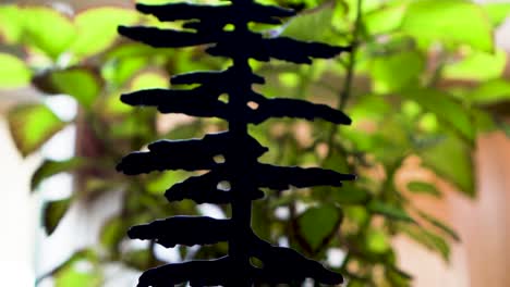 Pequeña-Escultura-De-Un-árbol-Frente-A-La-Planta