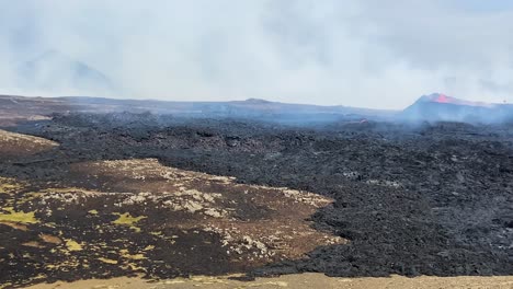 Erupción-Del-Volcán-Fagradalsfjall-Con-Humo-Y-Lava-Saliendo-Del-Cráter,-60-Fps