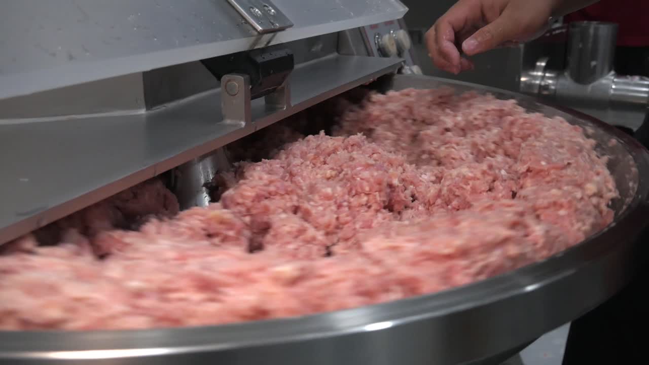 salsicce lavorazione della carne produzione in fabbrica fatta a mano affumicata bollita avvolgere spezie di carne macinata