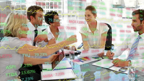 animación del procesamiento de datos financieros sobre diversas personas de negocios